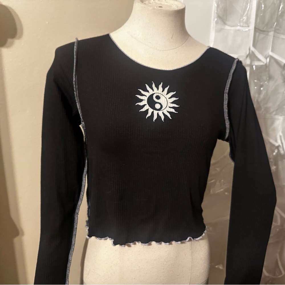 Yin Yang Sun Black Ribbed Long Sleeve Crop Top – Size S – NWT